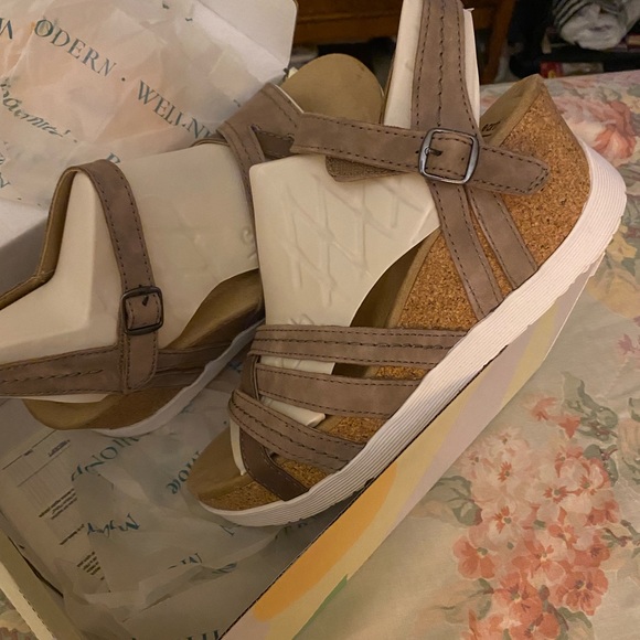 Earth Origins. NWT. in box. - Picture 7 of 12